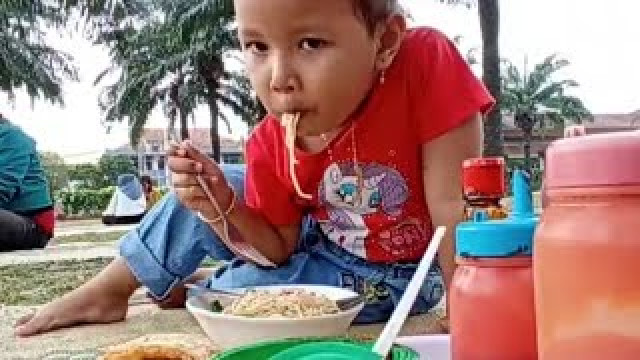 Eat Chicken Noodles at Madiun Square